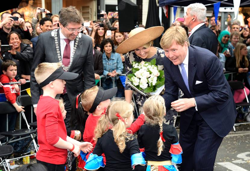 Utrecht, 30 mei 2013: Koning Willem-Alexander en Koningin Máxima in gesprek met kinderen bij het bezoek aan de provincie Utrecht.