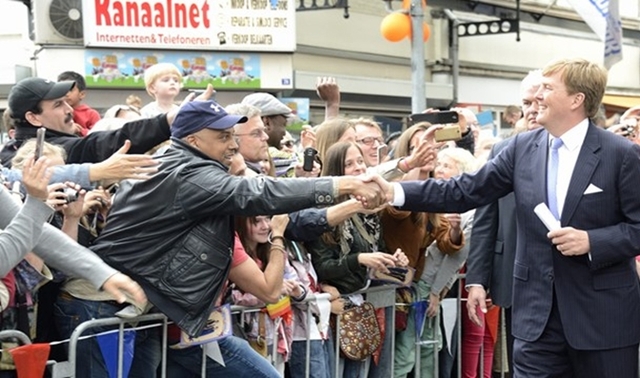 Utrecht, 30 mei 2013: Koning Willem-Alexander schudt handen van het enthousiaste publiek bij zijn bezoek aan de provincie Utrecht. . 