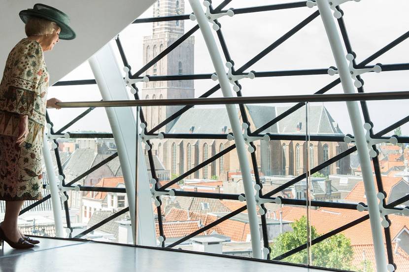 Zwolle, 31 mei 2013: Prinses Beatrix bekijkt het uitzicht over Zwolle vanuit de nieuwbouw van Museum de Fundatie 