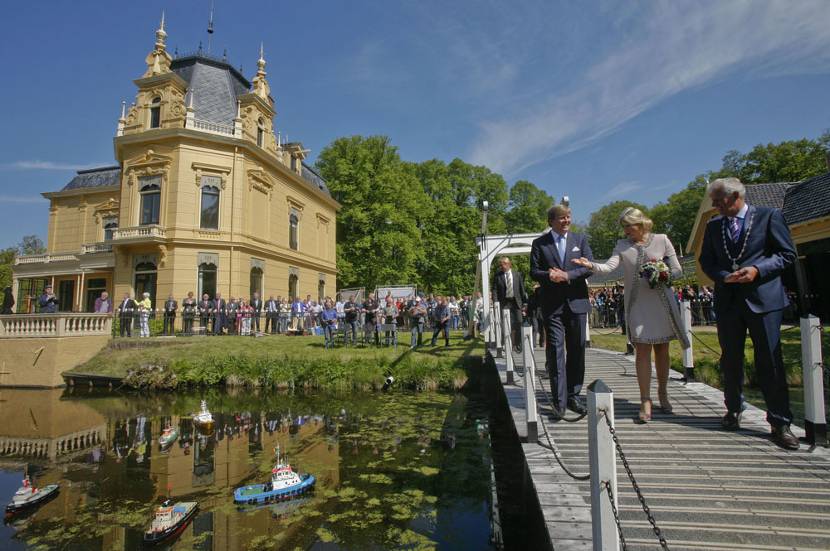 Leek, 28 mei 2013: Koning Willem-Alexander, Koningin Máxima en de burgemeester van de gemeente Leek, de heer B.C. Hoekstra bezoeken Landgoed Nienoord . 