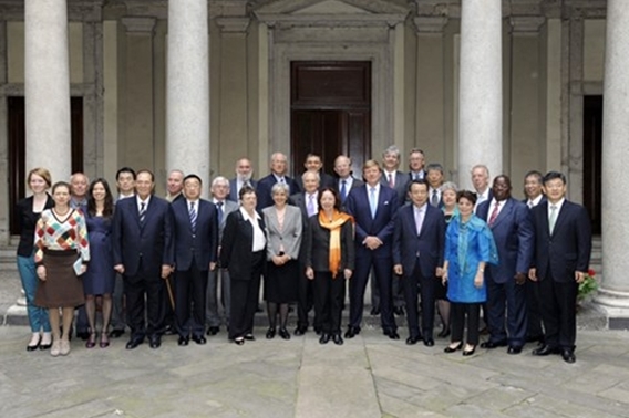 Milaan, 21 mei 2013: Koning Willem-Alexander tussen de UNSGAB-leden.