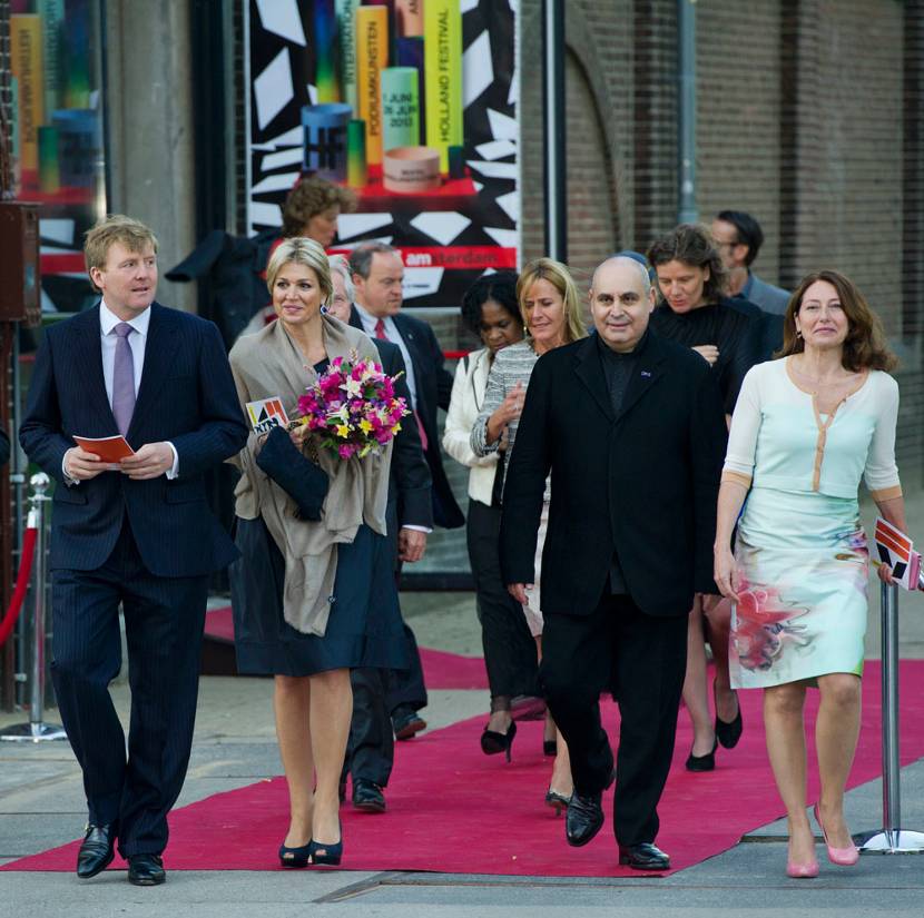 Amsterdam, 1 juni 2013: Koning Willem-Alexander en Koningin Máxima samen met zakelijk directeur Annet Lekkerkerker (R) en artistiek leider van het festival Pierre Audi (2e R).  bij de opening van het Holland Festival