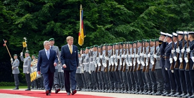 Berlijn, 3 juni 2013: Bondspresident Joachim Gauck en Koning Willem-Alexander tijdens de inspectie van de wacht voor aanvang van de ontmoeting in de ambtswoning