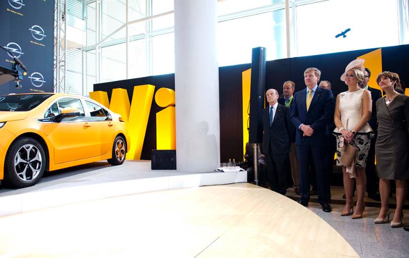 Rüsselsheim, 4 juni 2013: Koning Willem-Alexander en Koningin Máxima tijdens een bezoek aan de Opelfabriek . 