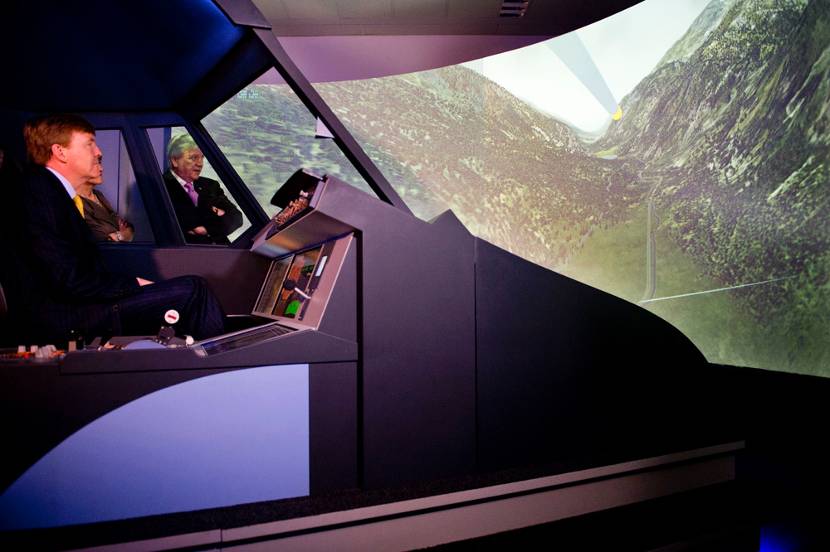 Frankfurt am Main, 4 juni 2013: Koning Willem-Alexander in de vliegsimulator tijdens een bezoek aan Diehl Aerosystems 