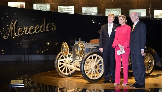 Stuttgart, 4 juni 2013: Koning Willem-Alexander, Koningin Máxima en Daimler-CEO Dieter Zetsche tijdens hun bezoek aan het Mercedes Benz Museum.