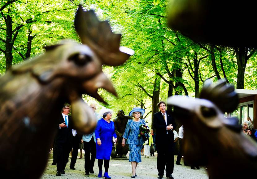 Den Haag, 5 juni 2013: Prinses Beatrix bekijkt op het Lange Voorhout – met voorzitter van Stichting Den Haag Sculptuur Marleen Zuijderhoudt (M) en voorzitter van museum Beelden aan Zee Fokko van Duyne (R) - de zomertentoonstelling Russia XXI . 