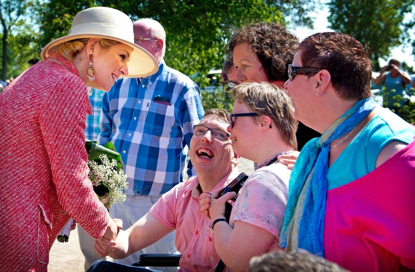 Koningin Máxima spreekt tijdens een rondleiding met bewoners van de Thomashuizen. 