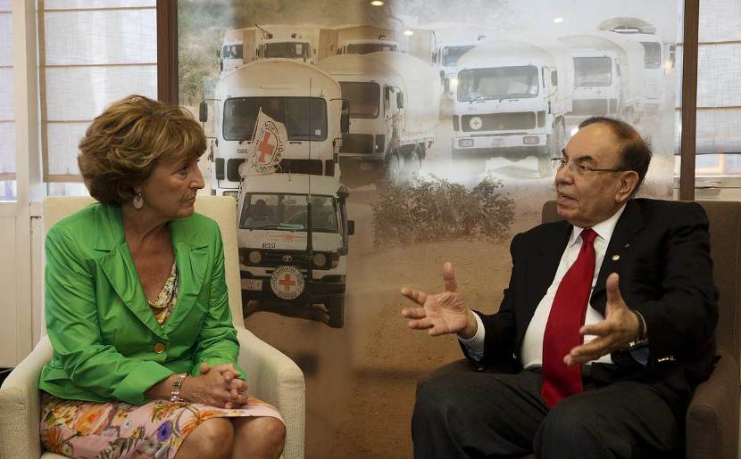 Den Haag, 7 juni 2013: Prinses Margriet in gesprek met de heer Attar, de president van de Syrische Rode Halve Maan. Prinses Margriet is erevoorzitter van het Nederlandse Rode Kruis . 