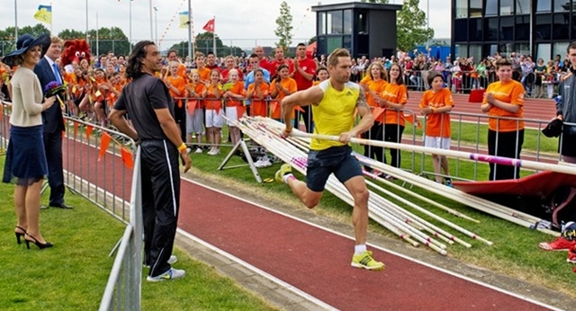 Sittard, 12 juni 2013: Koning Willem-Alexander en Koningin Máxima kijken naar polsstokhoogspringer Rens Blom tijdens hun bezoek aan Limburg.