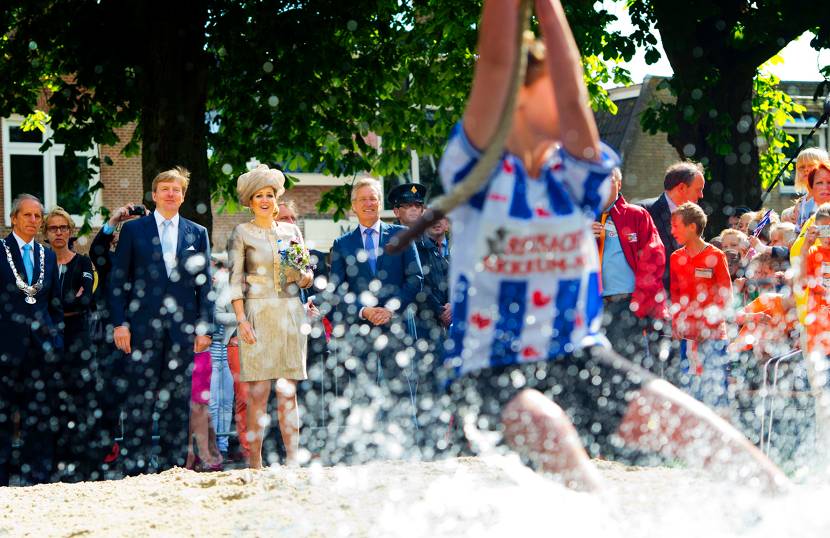 Akkrum, 14 juni 2013: Koning Willem-Alexander en Koningin Máxima maken kennis met de Friese folklore en sport tijdens hun bezoek aan Akkrum.