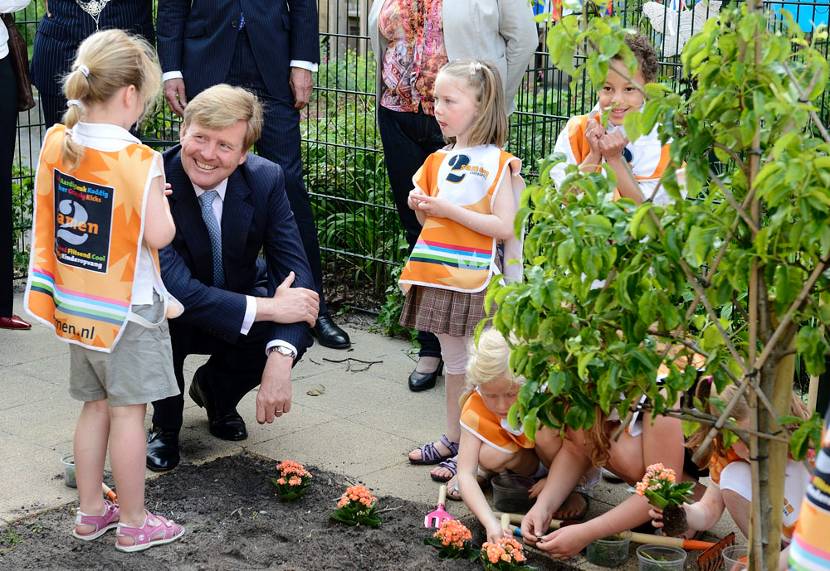 Den Haag, 18 juni 2013: Koning Willem-Alexander praat in de Generatietuin met kinderen van de naschoolse opvang uit de buurt . 
