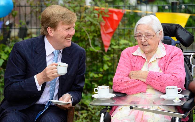 Den Haag, 18 juni 2013: Koning Willem-Alexander drinkt een kopje koffie met een bewoonster van het woon-zorgcomplex van Stichting Saffier De Residentiegroep