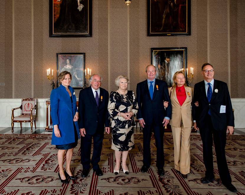 Amsterdam, 18 juni 2013: Prinses Beatrix met de winnaars van de Zilveren Anjers: Frans Wytema, Jos de Pont (R) en Caroline van Westenholz. Geheel links Maaike Nillisen, directeur en geheel rechts Alexander Rinnooy Kan, voorzitter van het Prins Bernhard Cultuurfonds