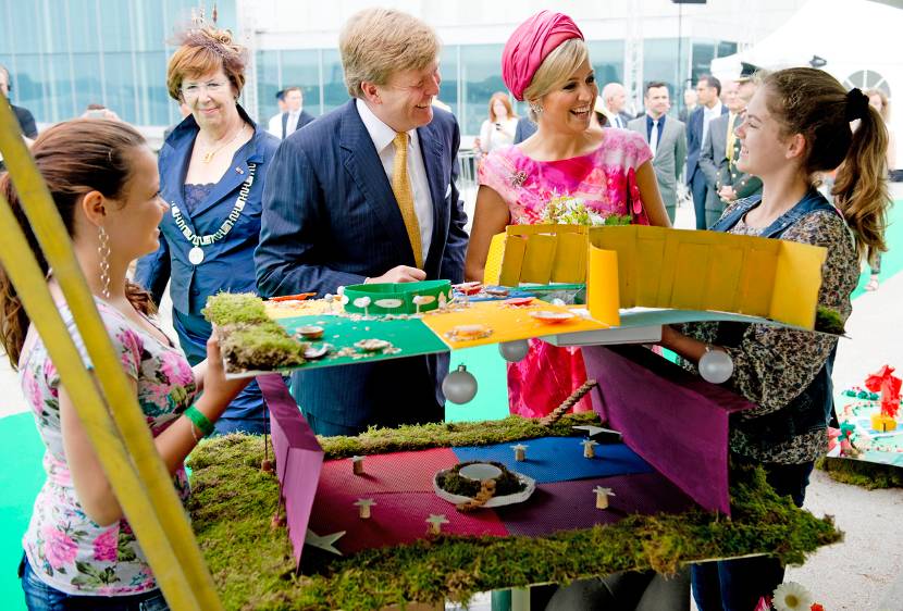Almere, 19 juni 2013: Koning Willem-Alexander en Koningin Máxima bekijken een project over landbouw in de stad tijdens het bezoek aan de provincie Flevoland.