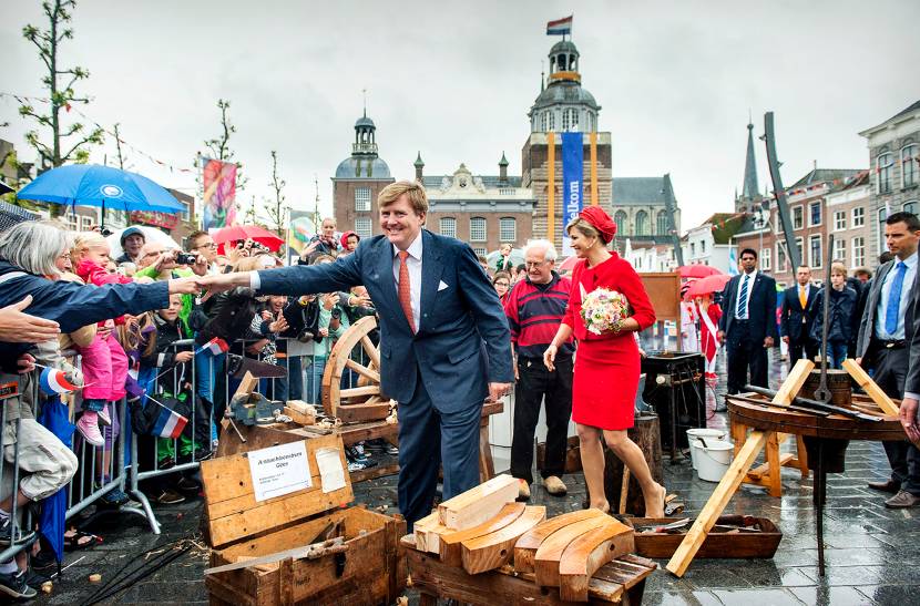 Goes, 21 juni 2013: Koning Willem-Alexander en Koningin Máxima wandelen langs kraampjes met streekproducten, klederdracht en lokale bedrijven in Goes.