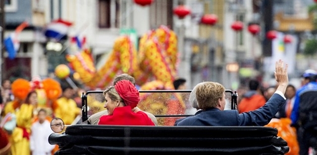 Den Haag, 21 juni 2013: Koning Willem-Alexander en Koningin Máxima maken een rit in een oldtimer tijdens het bezoek aan Den Haag in de provincie Zuid-Holland