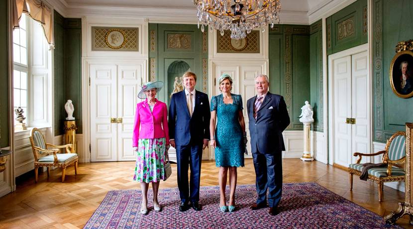 Kopenhagen, 25 juni 2013:  op Paleis Fredensborg worden Koning Willem-Alexander en Koningin Máxima welkom geheten door Koningin Margrethe en Prins Henrik