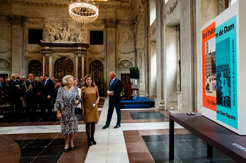 Amsterdam, 27 juni 2013: Prinses Beatrix bekijkt - met Marianne van der Zwaag, hoofd educatieve Dienst - de tentoonstelling ‘Het Paleis en de Dam, 400 jaar hart van de Amsterdamse grachten’ in het Koninklijk Paleis Amsterdam.