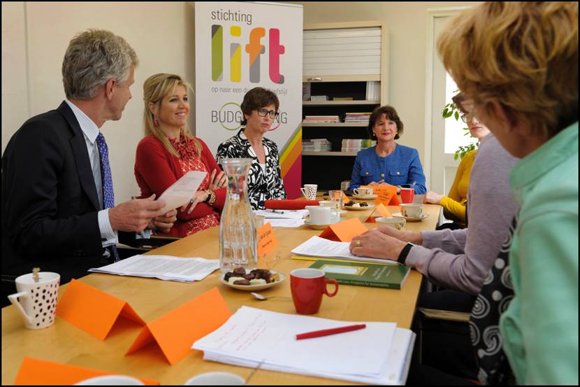 Maastricht, 27 juni 2013: Koningin Máxima in gesprek met betrokkenen en professionals over de werkwijze en toekomst van De Budgetkring en de uitdagingen van budgettering en een duurzame leefstijl.