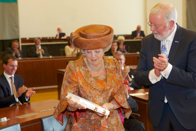 Maastricht, 28 juni 2013: Prinses Beatrix krijgt het eerste deel van  'Limburg Een geschiedenis' aangeboden 