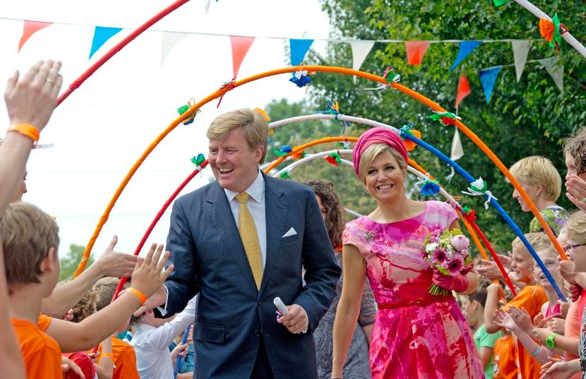 ’s Heerenbroek, 19 juni 2013: Koning Willem-Alexander en Koningin Máxima worden door kinderen begroet . 
