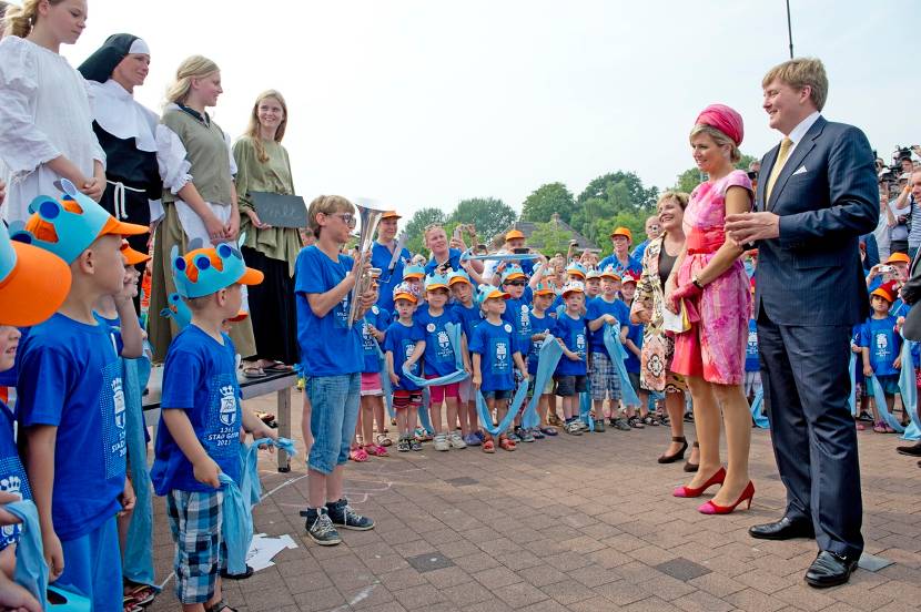 Goor, 19 juni 2013: Koning Willem-Alexander en Koningin Máxima worden door kinderen begroet . 