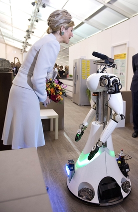 Eindhoven, 28 juni 2013: Koningin Máxima bezoekt de competitie RoboCup@Home. Hier laten teams zien hoe hun uitvindingen de maatschappij kunnen dienen. 