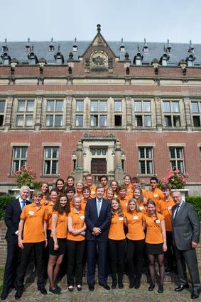 Den Haag, 18 juni 2013: Koning Willem-Alexander poseert met leerlingen na afloop van de beurzenuitreiking van United World Colleges (UWC)
