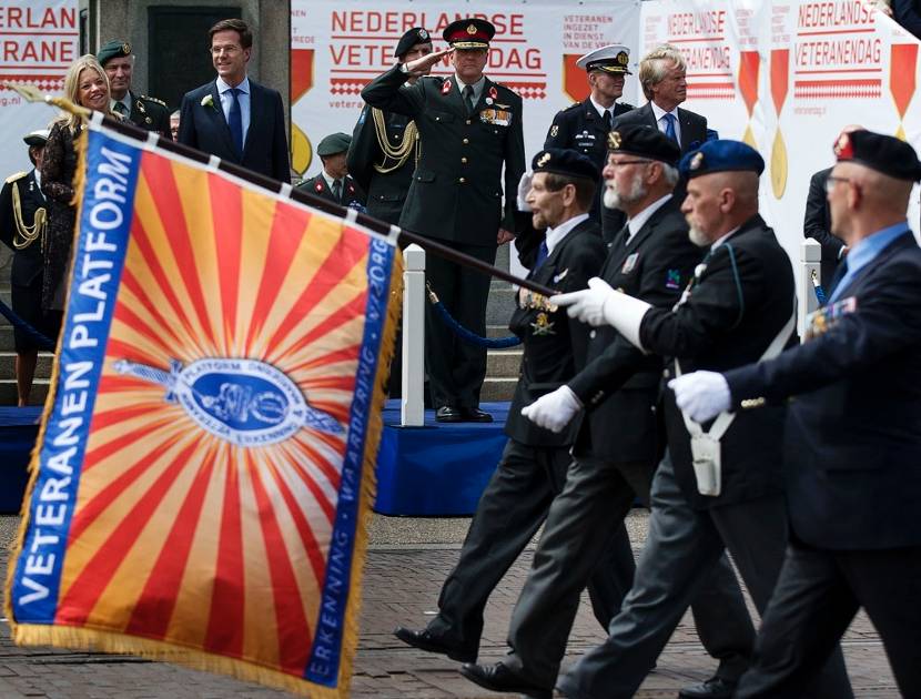Den Haag, 29 juni 2013: Koning Willem-Alexander neemt op de Kneuterdijk het defilé af . 