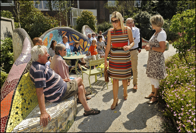 Den Haag, 9 juli 2013: Koningin Máxima maakt een rondleiding door stadstuin Emma’s Hof, waarbij zij spreekt met buurtbewoners en de oprichters.