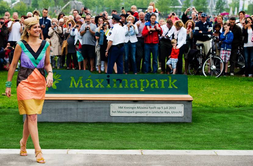 Utrecht, 5 juli 2013: Koningin Máxima heeft met de onthulling van een bankje het Máximapark geopend, in de Utrechtse wijk Leidsche Rijn. . 