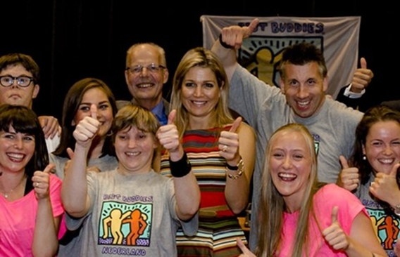 Leiden, 9 juli 2013: Koningin Máxima poseert voor de groepsfoto tijdens haar bezoek aan de Best Buddies en hun maatjes op de Universiteit Leiden.