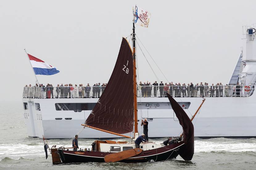 Vlissingen, 24 augustus 2013: Prof.mr. Pieter van Vollenhoven neemt – vanaf marineschip Zr.Ms. Zeeland - de vlootschouw af tijdens het maritieme evenement Sail de Ruyter 2013 