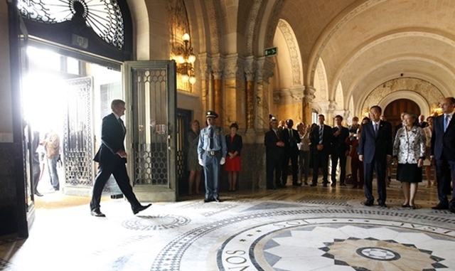 Koning Willem-Alexander betreedt het Vredespaleis in Den Haag. De Koning woont de start van de viering bij van het 100-jarig bestaan van het Vredespaleis. 
