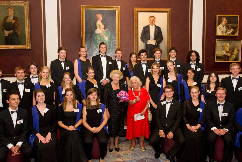 Amsterdam, 28 augustus 2013: Prinses Beatrix, mevrouw J. Bryer (mede-oprichtster van het orkest) en leden van het Europees jeugdorkest 