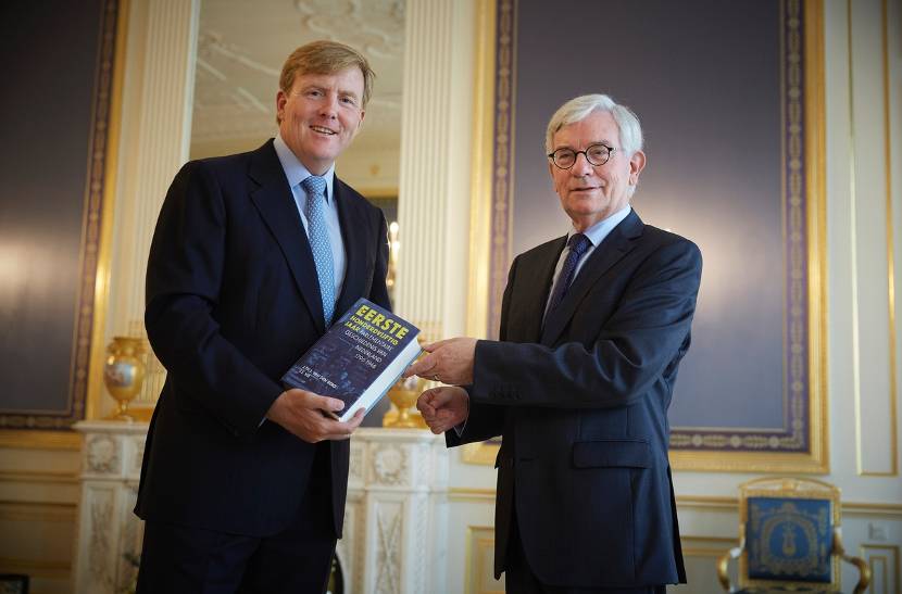 Koning neemt boek over parlementaire geschiedenis in ontvangst.