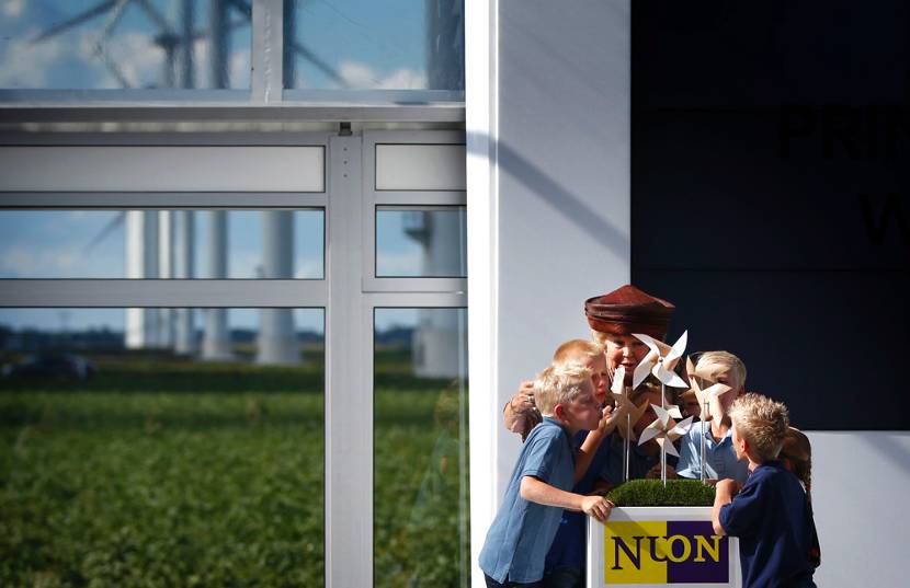 Prinses Beatrix opent Windpark De Zuidlob.
