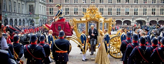 Prinsjesdag 2013: Koning Willem-Alexander en Koningin Máxima komen in de Gouden Koets aan bij de Ridderzaal.