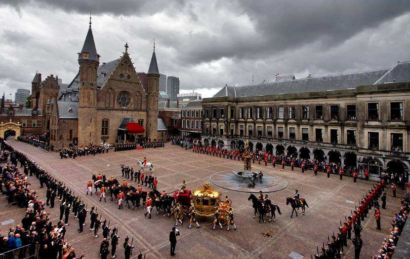 Prinsjesdag 2013: de Gouden Koets  vertrekt van het Binnenhof naar Paleis Noordeinde