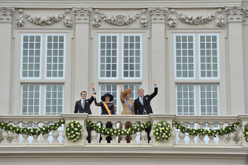 Prinsjesdag 2013: Prins Constantijn, Prinses Laurentien, Koningin Máxima en Koning Willem-Alexander zwaaien vanaf het balkon van Paleis Noordeinde naar het publiek.