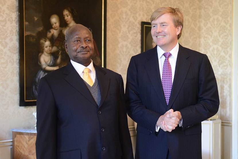 Koning ontvangt president van Uganda.