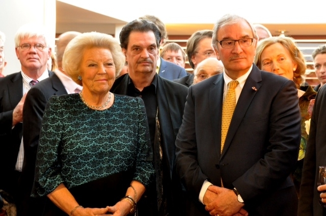 Prinses Beatrix, componist Roger 'Moreno' Rathgeb en gastheer Zoni Weisz tijdens het slotakkoord van het Europese project "Requiem voor Auschwitz".