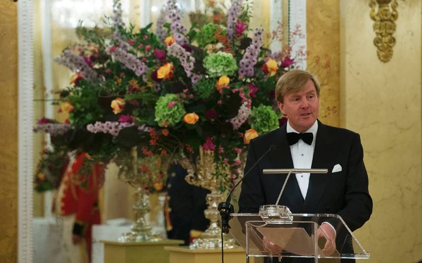 Koning Willem-Alexander spreekt de Israëlische president Peres toe tijdens het diner op Paleis Noordeinde.