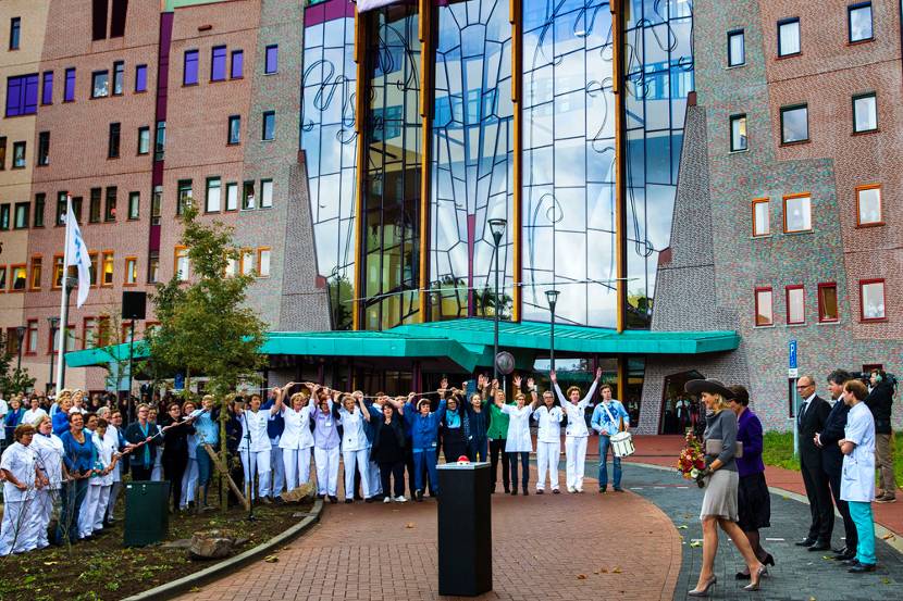 Koningin Máxima opent Isala ziekenhuis.