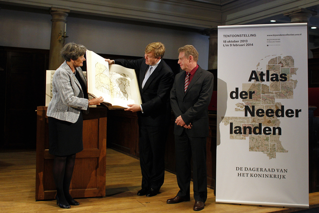 Koning opent tentoonstelling Atlas der Neederlanden.