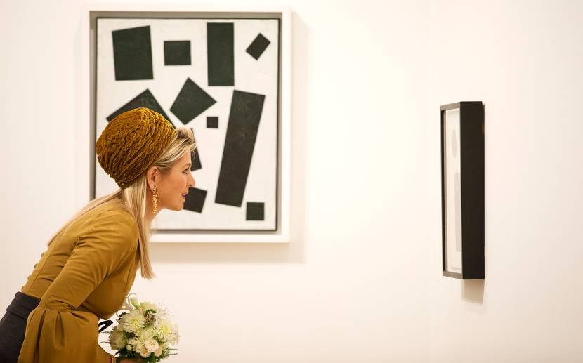 Koningin Máxima opent tentoonstelling Kazimir Malevich en de Russische avant-garde.