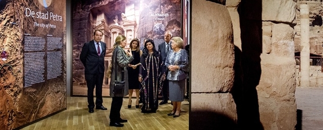 Prinses Beatrix bij opening tentoonstelling over woestijnwonder Petra in Jordanië.