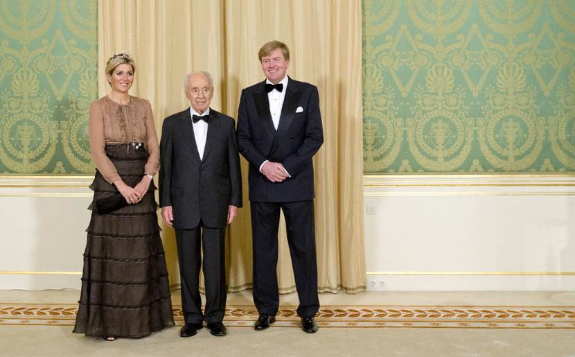 Koningin Máxima, de president van Israël Shimon Peres en Koning Willem-Alexander poseren voorafgaand aan het banket in paleis Noordeinde.