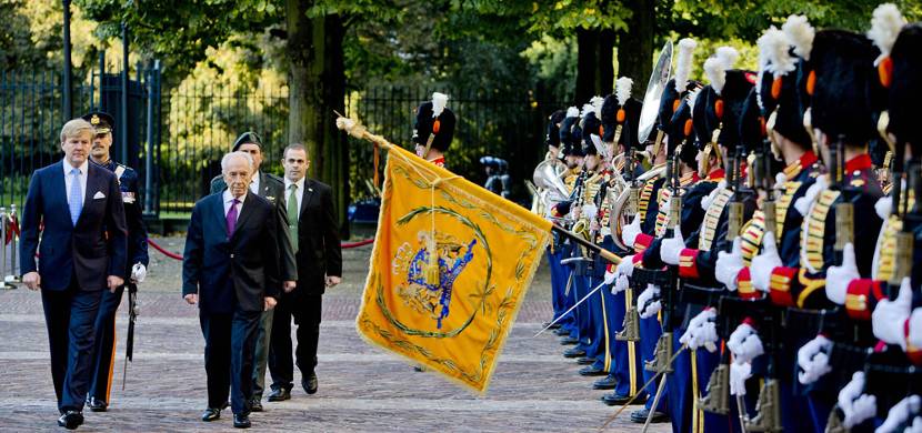 Koning Willem-Alexander ontvangt president Peres van Israël met militair ceremonieel op Paleis Noordeinde.